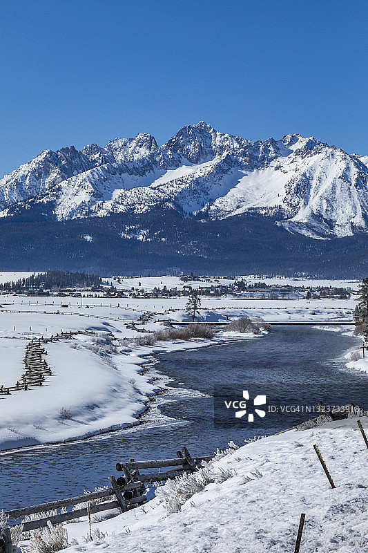 美国爱达荷州斯坦利鲑鱼河锯齿山冬季风光图片素材