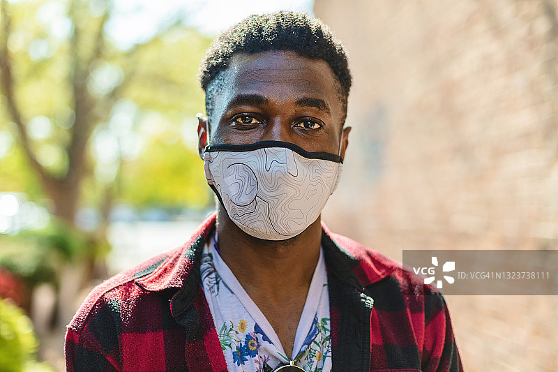 戴口罩的非洲裔Z世代男性城市照片系列图片素材