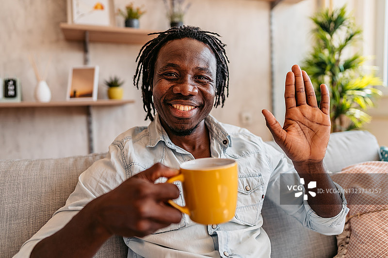 在家进行视频通话的英俊男人图片素材