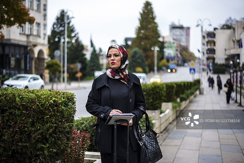 城市里的穆斯林妇女图片素材