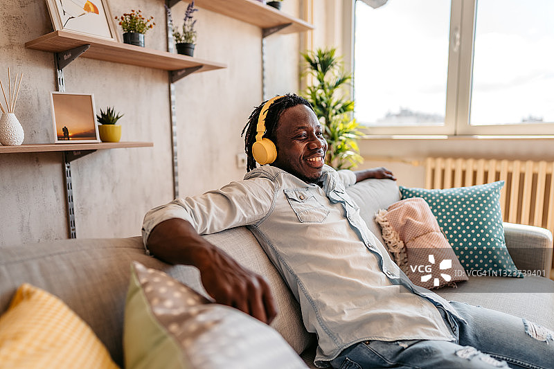 男人在沙发上听音乐放松图片素材