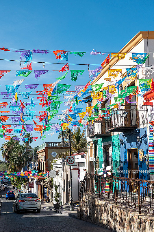 墨西哥街头彩色节日旗帜串图片素材