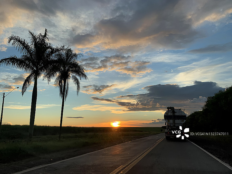 日落时分的单车道公路图片素材