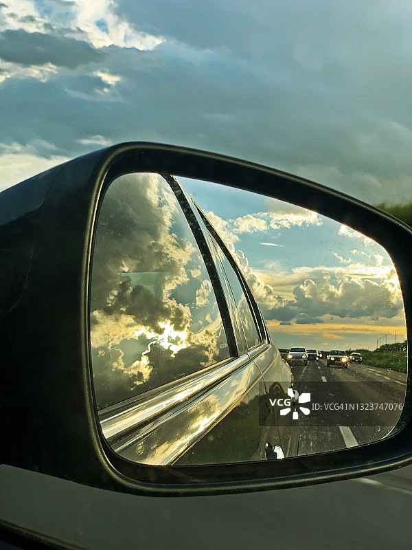 脏污的后视镜图片素材