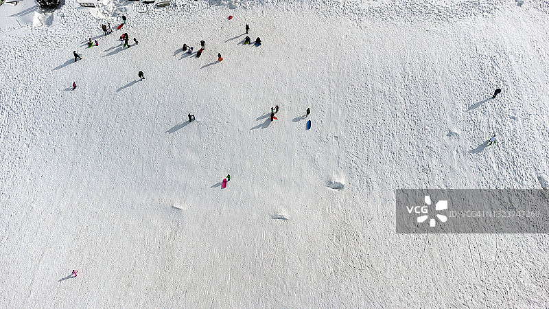 无人机拍摄的冬季雪地滑雪橇图片素材