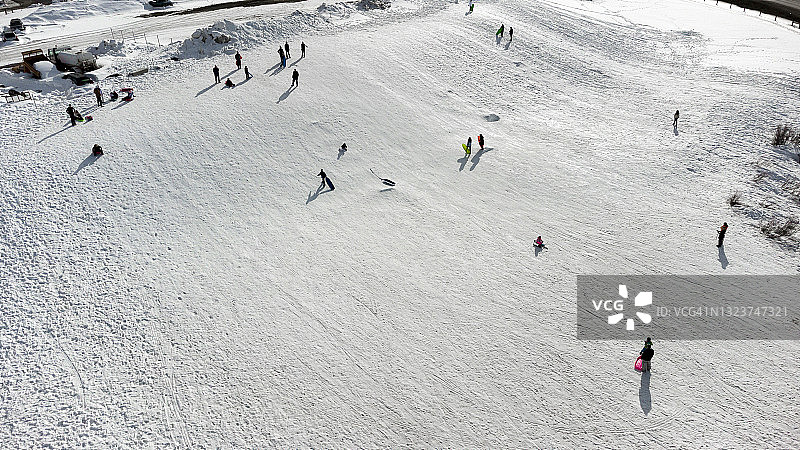 无人机拍摄的冬季雪地滑雪橇图片素材
