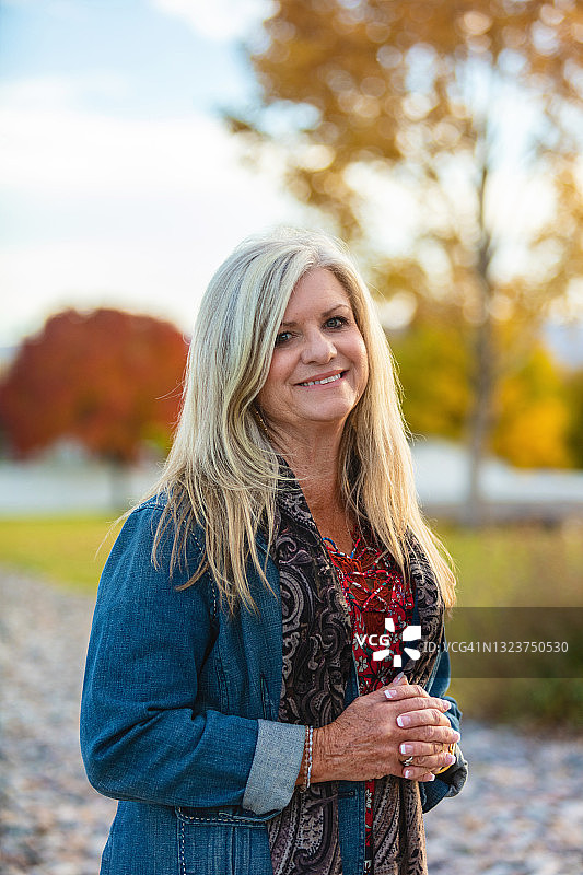 拍摄不同面部表情的中年妇女照片图片素材