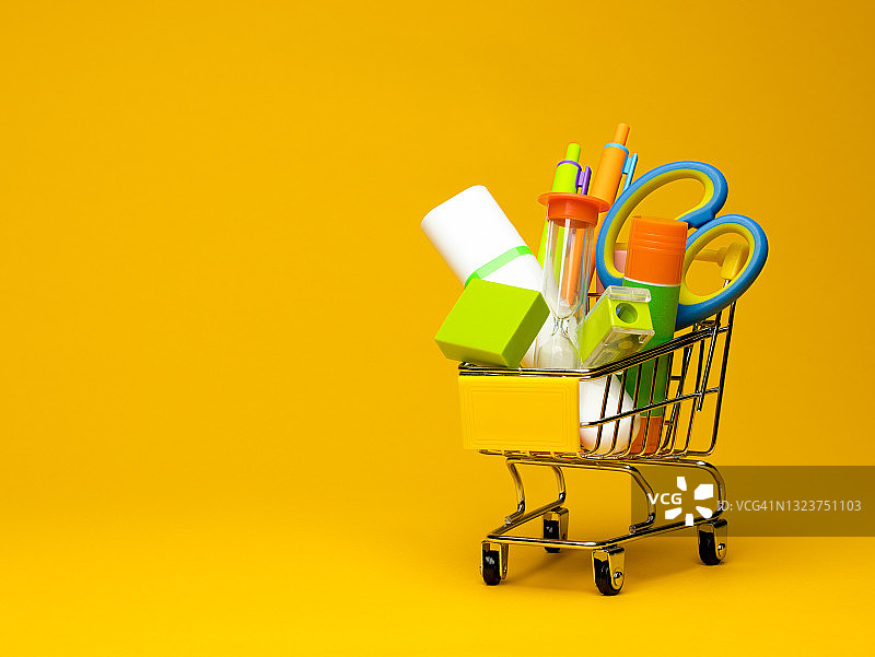 装饰购物车里的学习用品图片素材