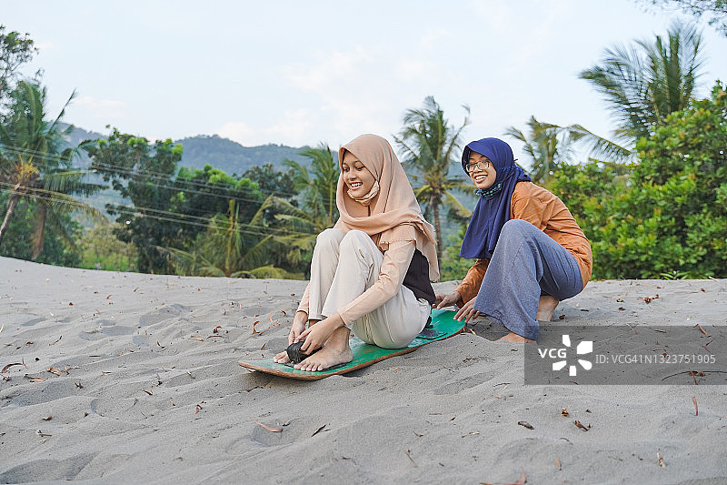 年轻女孩在玩沙板图片素材