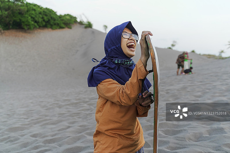 年轻女孩玩滑沙图片素材