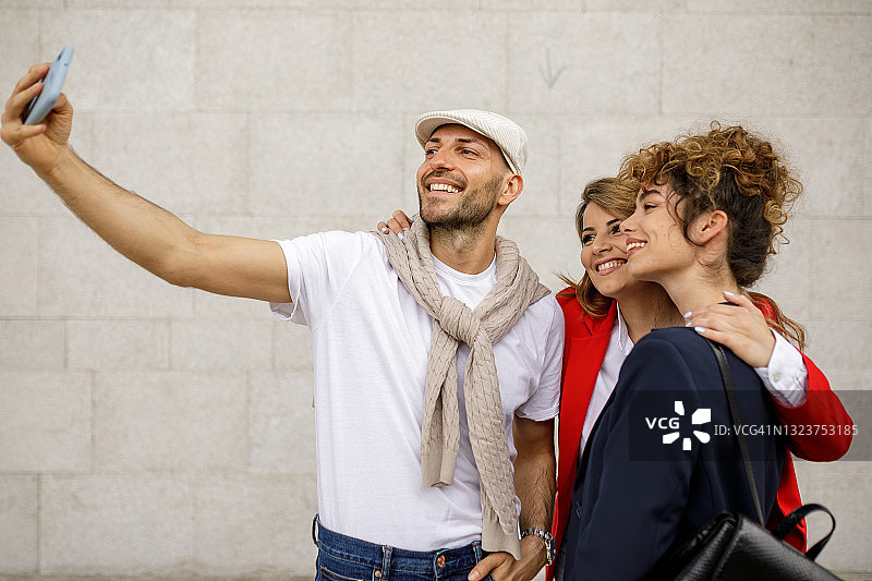 朋友在城市自拍图片素材