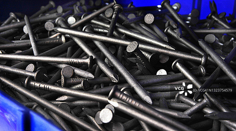 垃圾箱里的一堆钉子图片素材