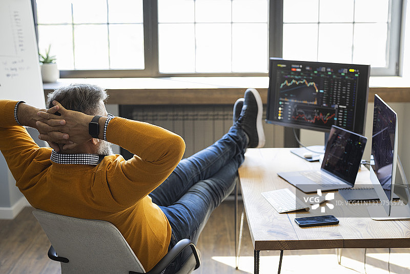 中年商人进行加密货币交易图片素材