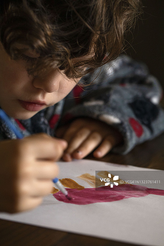 儿童在厨房桌子旁绘画图片素材