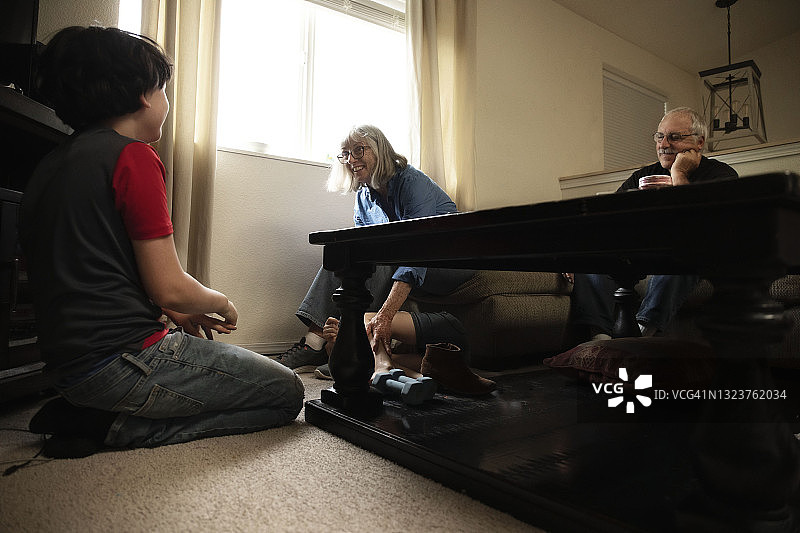 爷爷奶奶和孙子孙女们一起玩耍图片素材