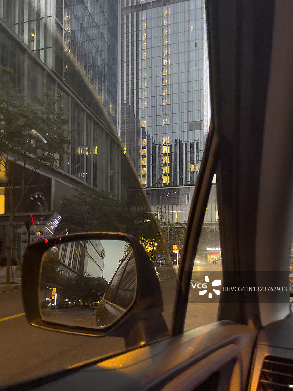 城市中被雨滴打湿的汽车后视镜图片素材