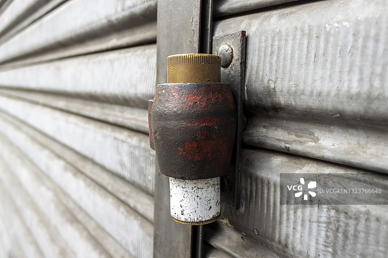 巴西街头商店钢门上的锁图片素材