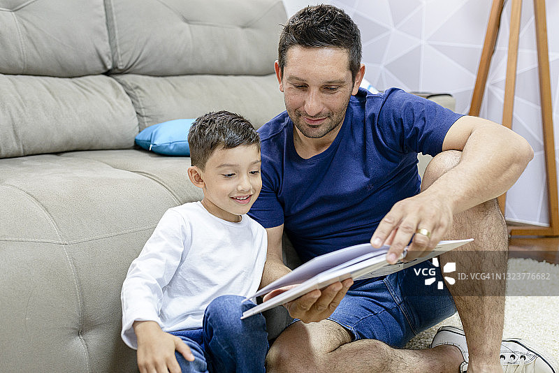 父子一起读书图片素材