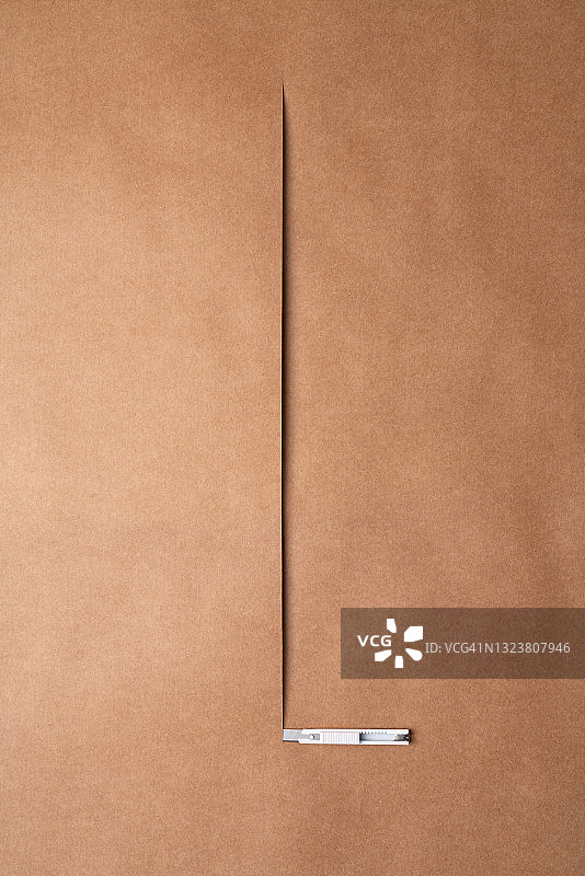 美工刀切割棕色牛皮纸图片素材