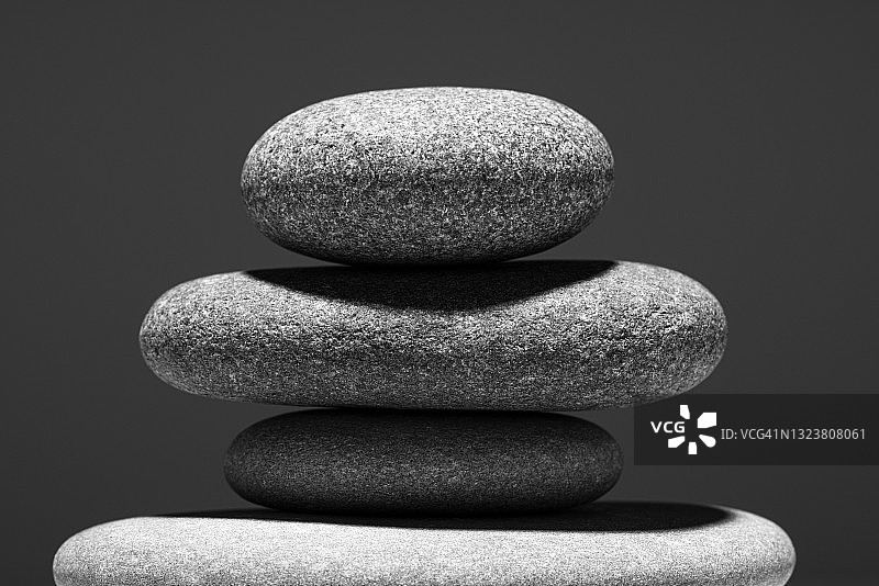 平衡的灰色鹅卵石图片素材