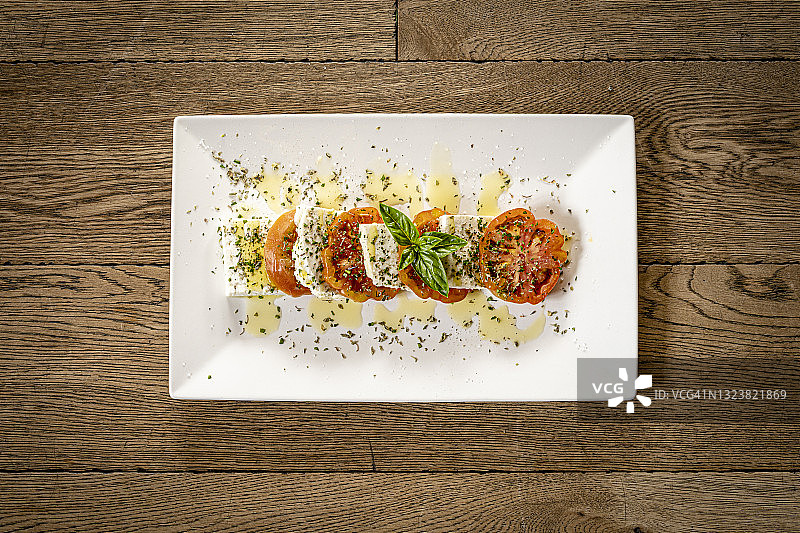 意大利白色餐盘卡普里沙拉俯视图图片素材