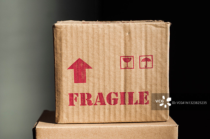 不同形状和尺寸的纸箱堆叠静物图片素材