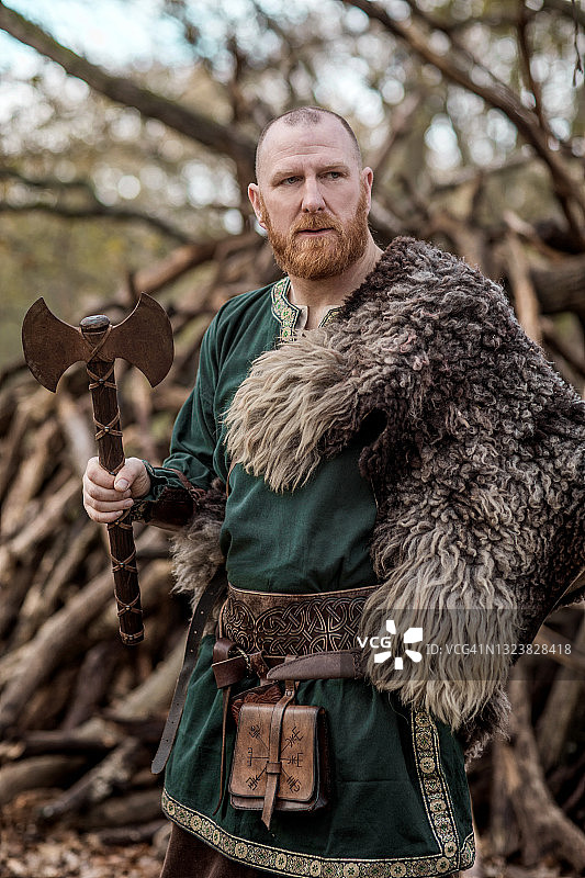 森林中的俄罗斯维京勇士国王图片素材