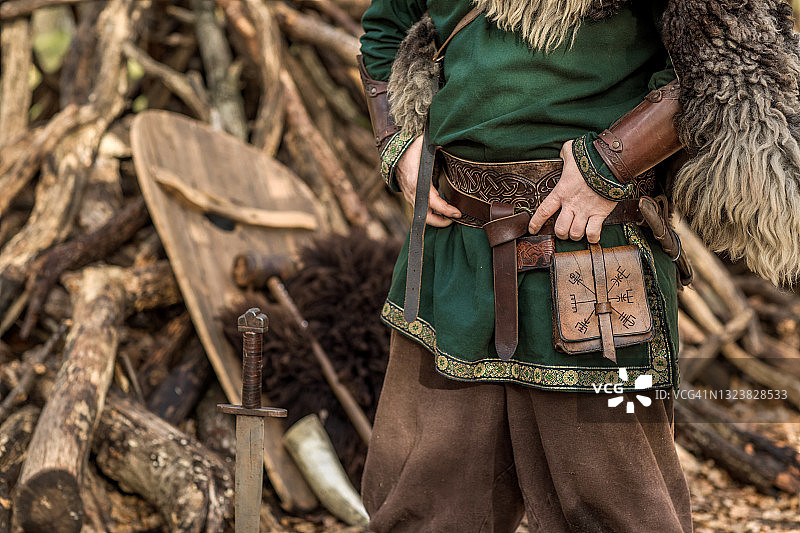 森林中的维京武器图片素材