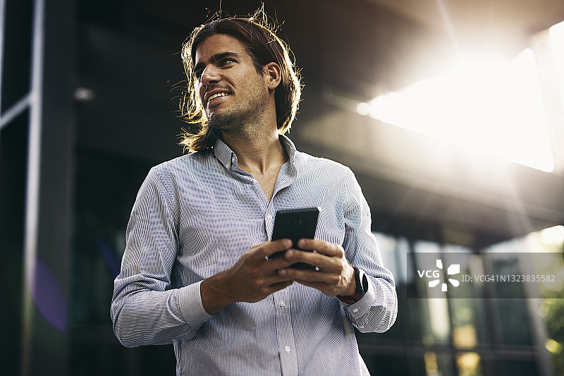 使用手机的英俊男人图片素材