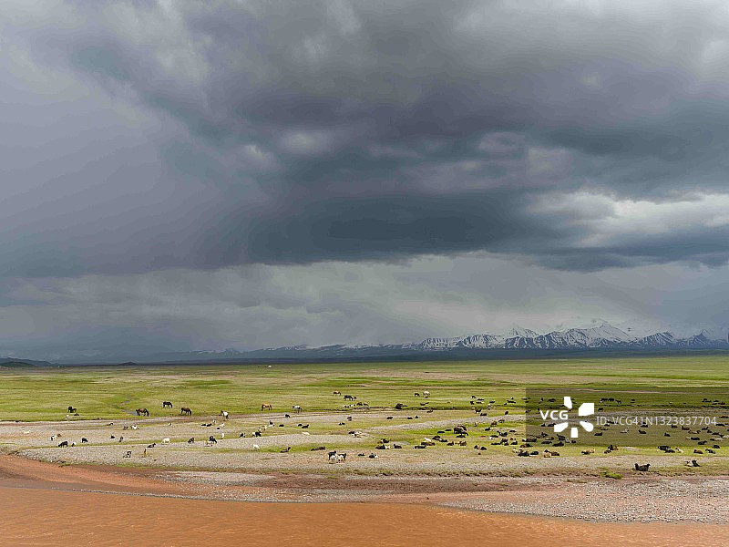 吉尔吉斯斯坦阿拉伊山谷和帕米尔山脉图片素材