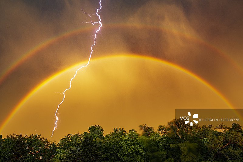 美国俄克拉荷马州埃德蒙市的闪电与双彩虹图片素材
