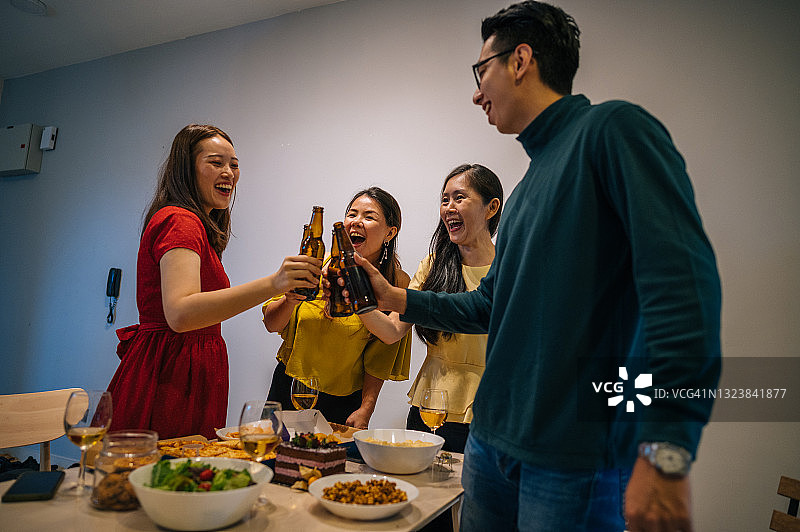 人们在家喝啤酒庆祝新年图片素材