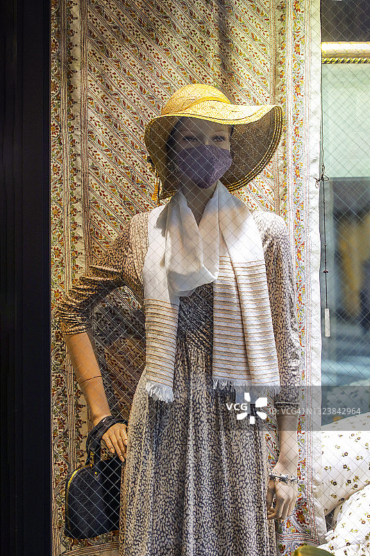 橱窗里戴着面具的白人女性人体模特图片素材