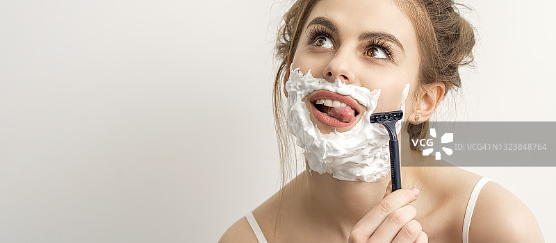 女人用剃刀刮脸图片素材