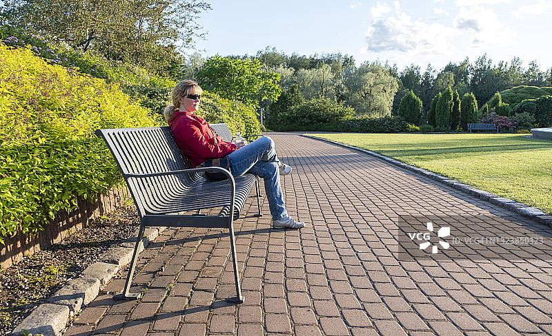 年轻女人饮酒（抑郁和孤独）图片素材
