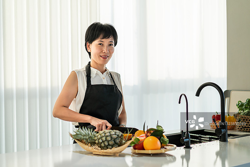 女人在切菜图片素材