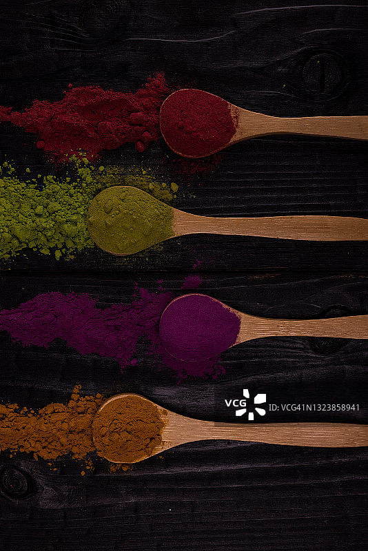 深色背景上用于烹饪的各种彩色香草和香料图片素材