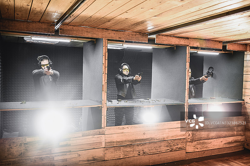 射击比赛进行中图片素材