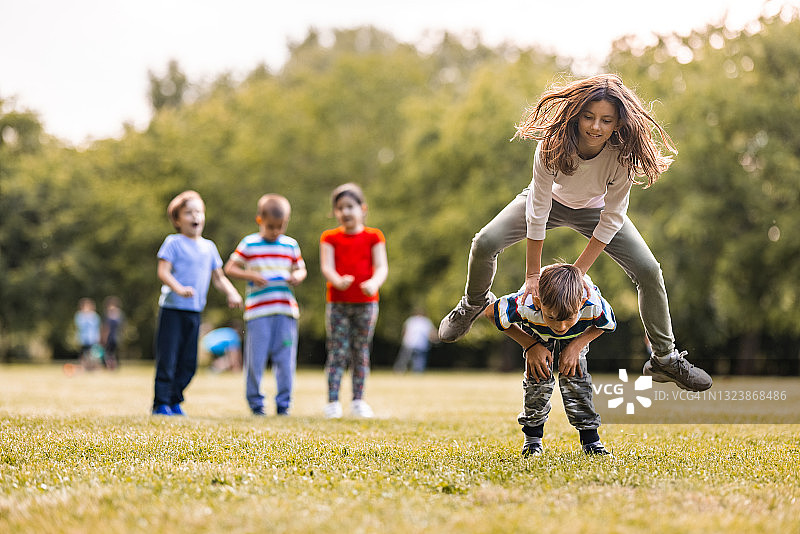 在公园里玩跳跃游戏的孩子们图片素材