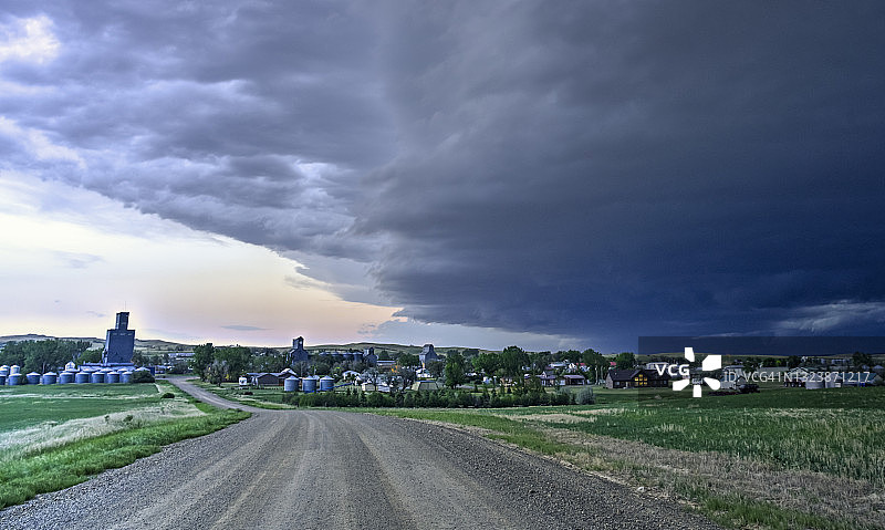 暴风雨即将来临的北美大平原小镇图片素材