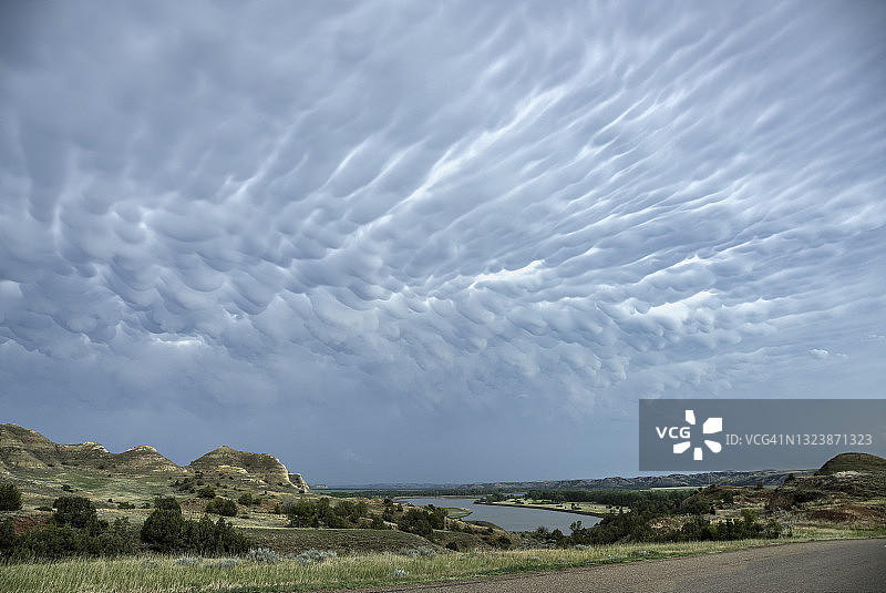大平原上河流上空的乳状云图片素材