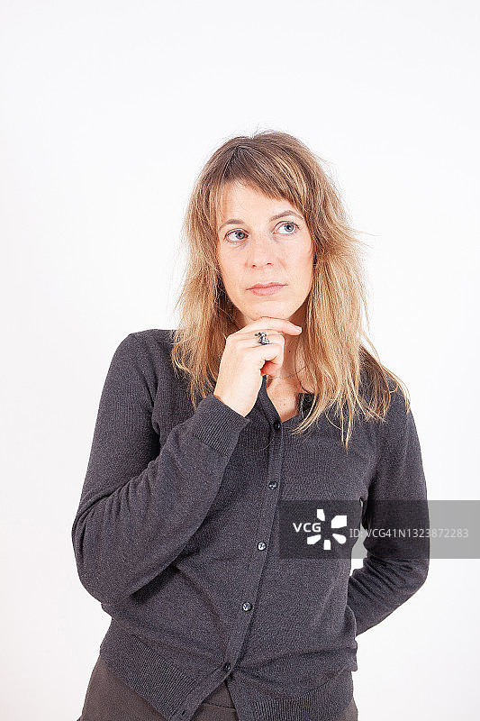 手托下巴沉思的女人图片素材