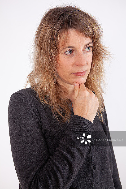 托着下巴的沉思女人特写图片素材