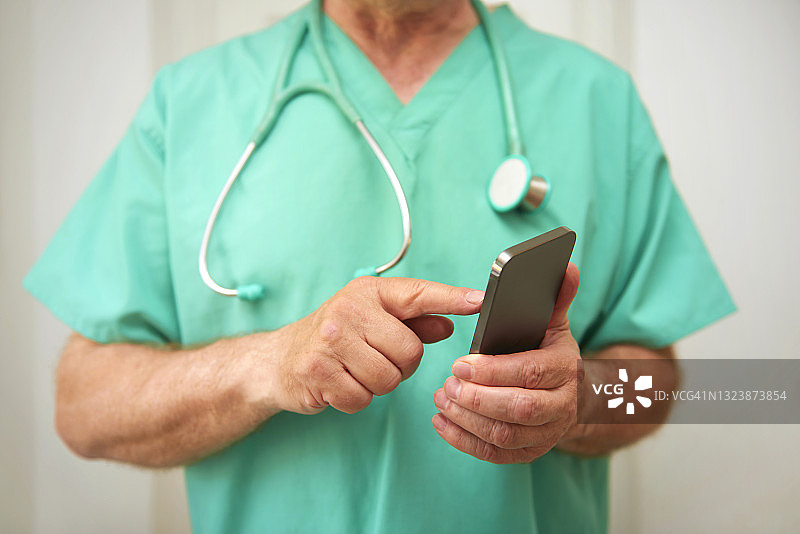 外科医生给病人发短信图片素材