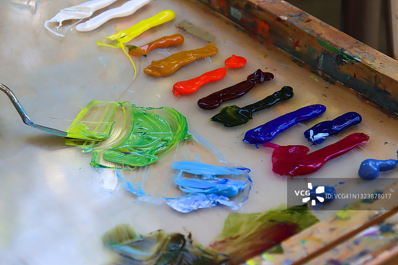 户外画家的油画颜料图片素材