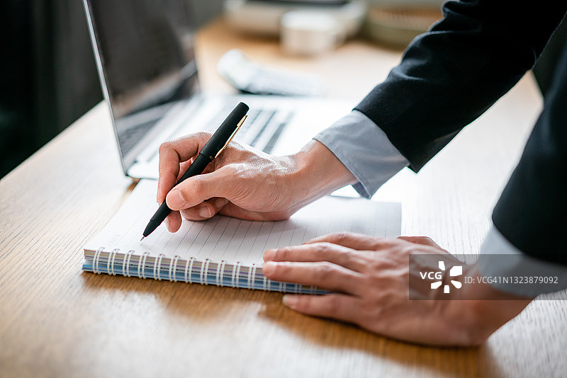 用钢笔书写的男人双手图片素材