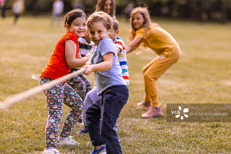 一群孩子在公园里拔河图片素材