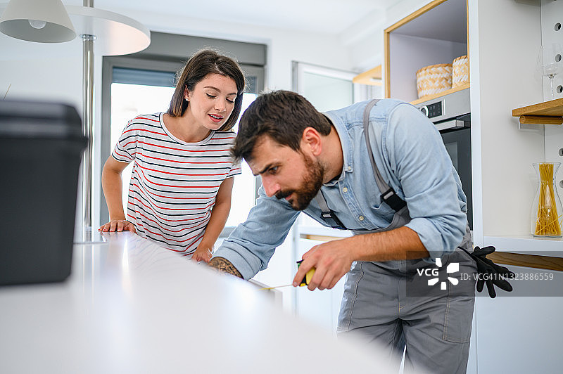 木匠安装抽屉图片素材