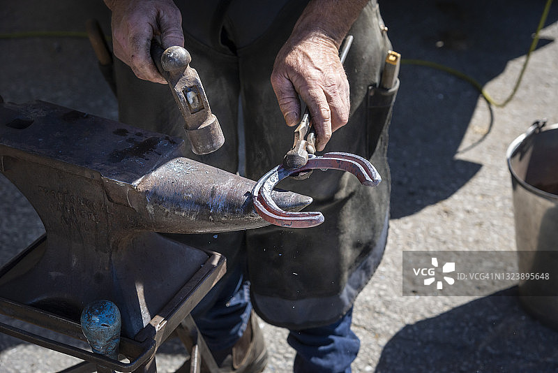 蹄铁匠为马钉蹄铁图片素材