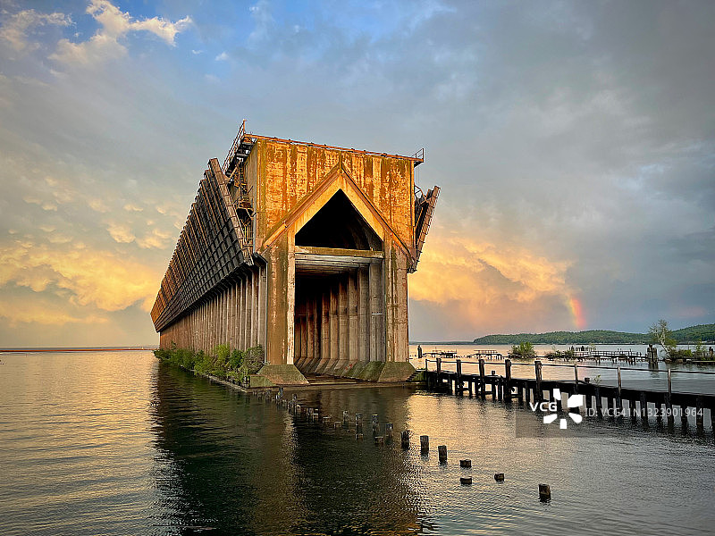 马凯特密歇根矿石码头日落彩虹图片素材
